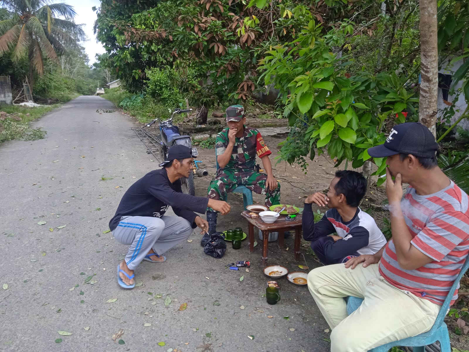 Babinsa Ramil 0413-08/Sungai Selan Laksanakan Komsos dengan Warga Binaan di Desa Simpang Katis