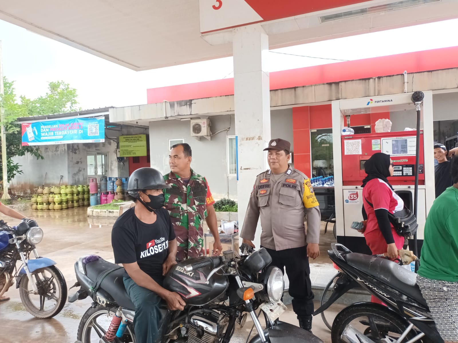 Laksanakan Patroli Serma Herwanto Lakukan Bersama Anggota Polsek Riau Silip di Pusat Pembelanjaan dan SPBU 