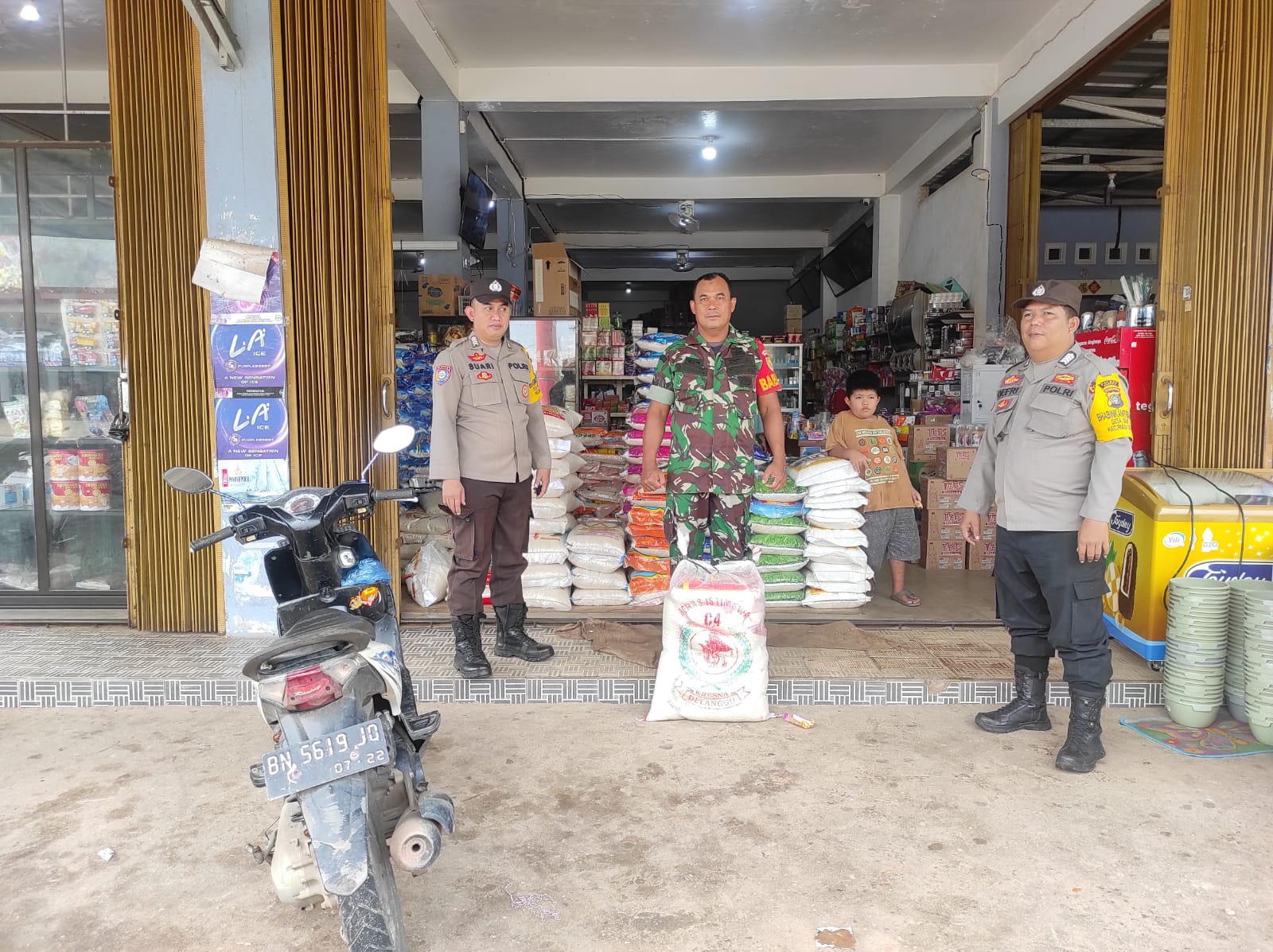 Laksanakan Patroli Serma Herwanto Lakukan Bersama Anggota Polsek Riau Silip di Pusat Pembelanjaan dan SPBU 