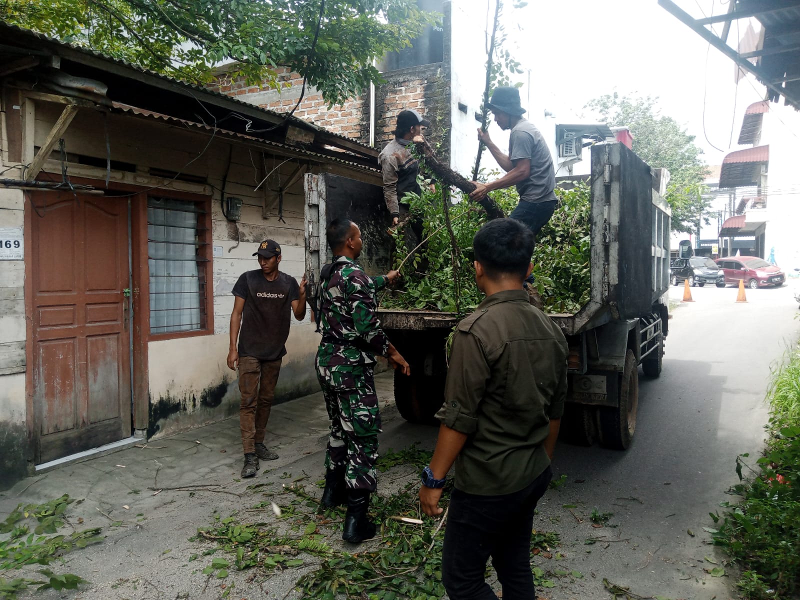 Jaga Keasrian dan Keindahan Wilayah Binaan Serda Joko S Rapikan Pohon di Sepanjang Lingkungan Rt 07 Kelurahan Ganas