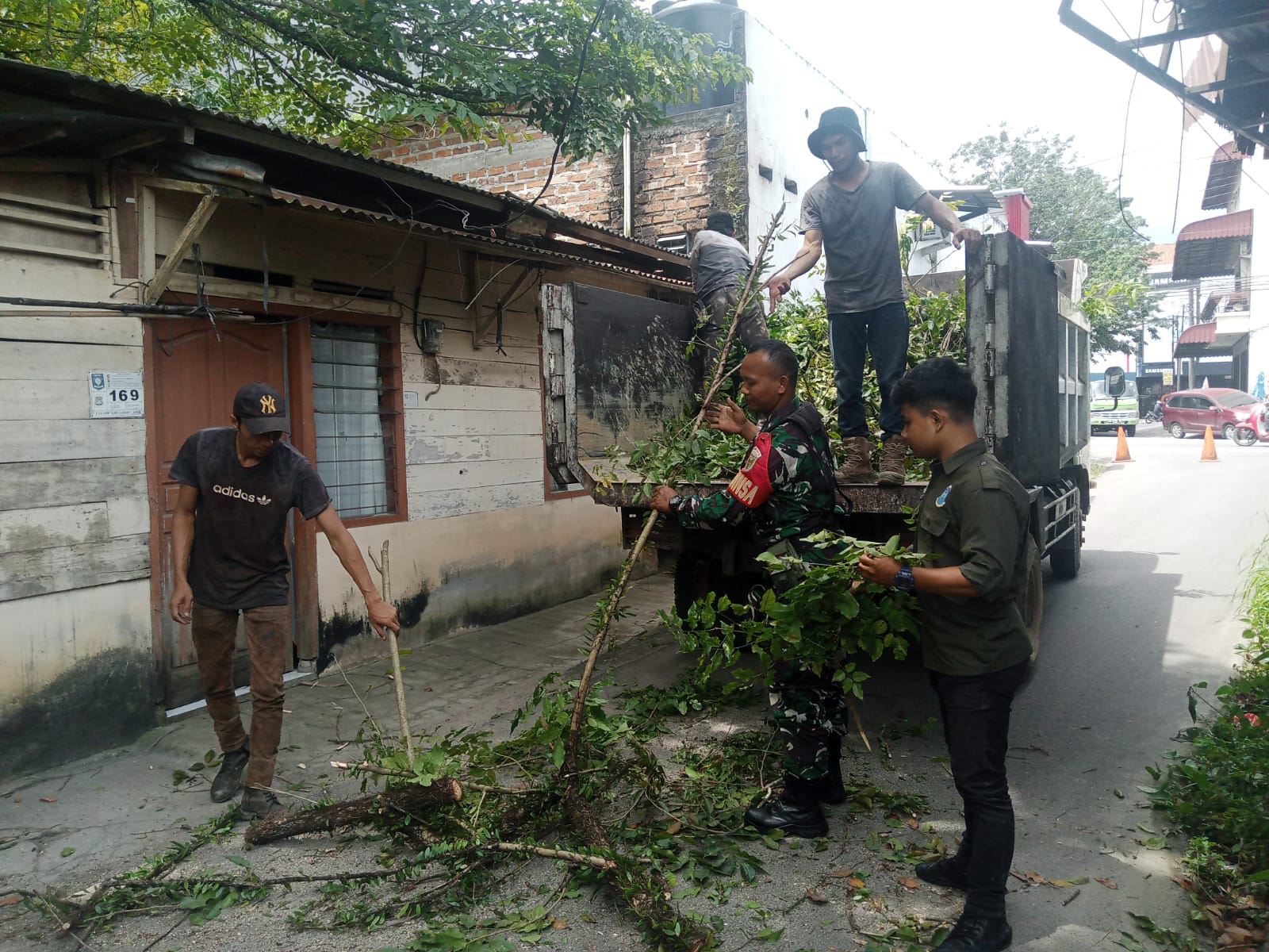 Jaga Keasrian dan Keindahan Wilayah Binaan Serda Joko S Rapikan Pohon di Sepanjang Lingkungan Rt 07 Kelurahan Ganas