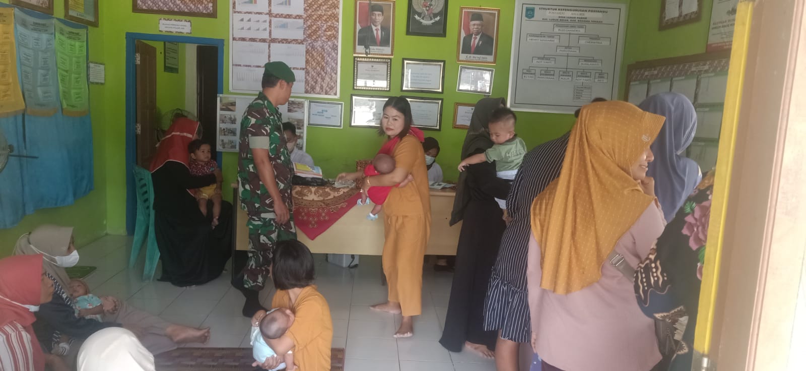 Dampingi Kegiatan Posyandu Serda Firmansyah Kunjungi Kantor Desa Lubuk Pabrik