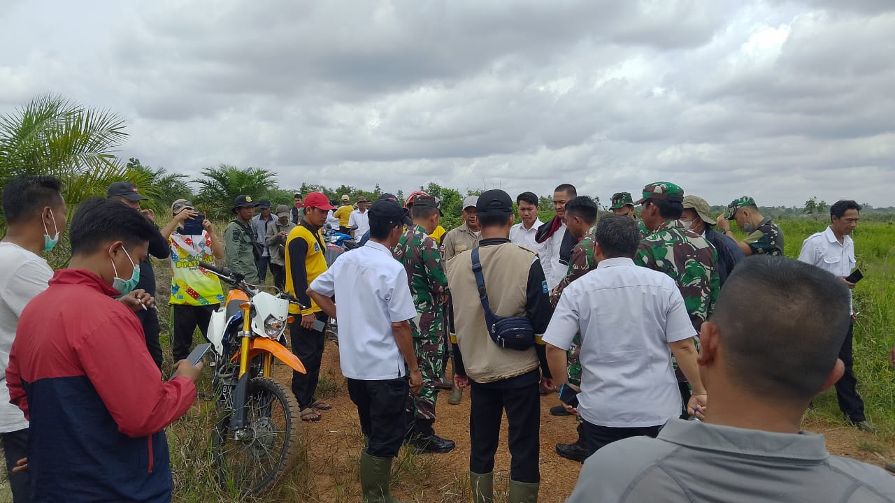 Kapten Inf Suherman Bersama Kasrem 045/Gaya Laksanakan Brifing dan Tinjau Medan untuk Lokasi Rencana Karya Bhakti Pembuatan Jalan 