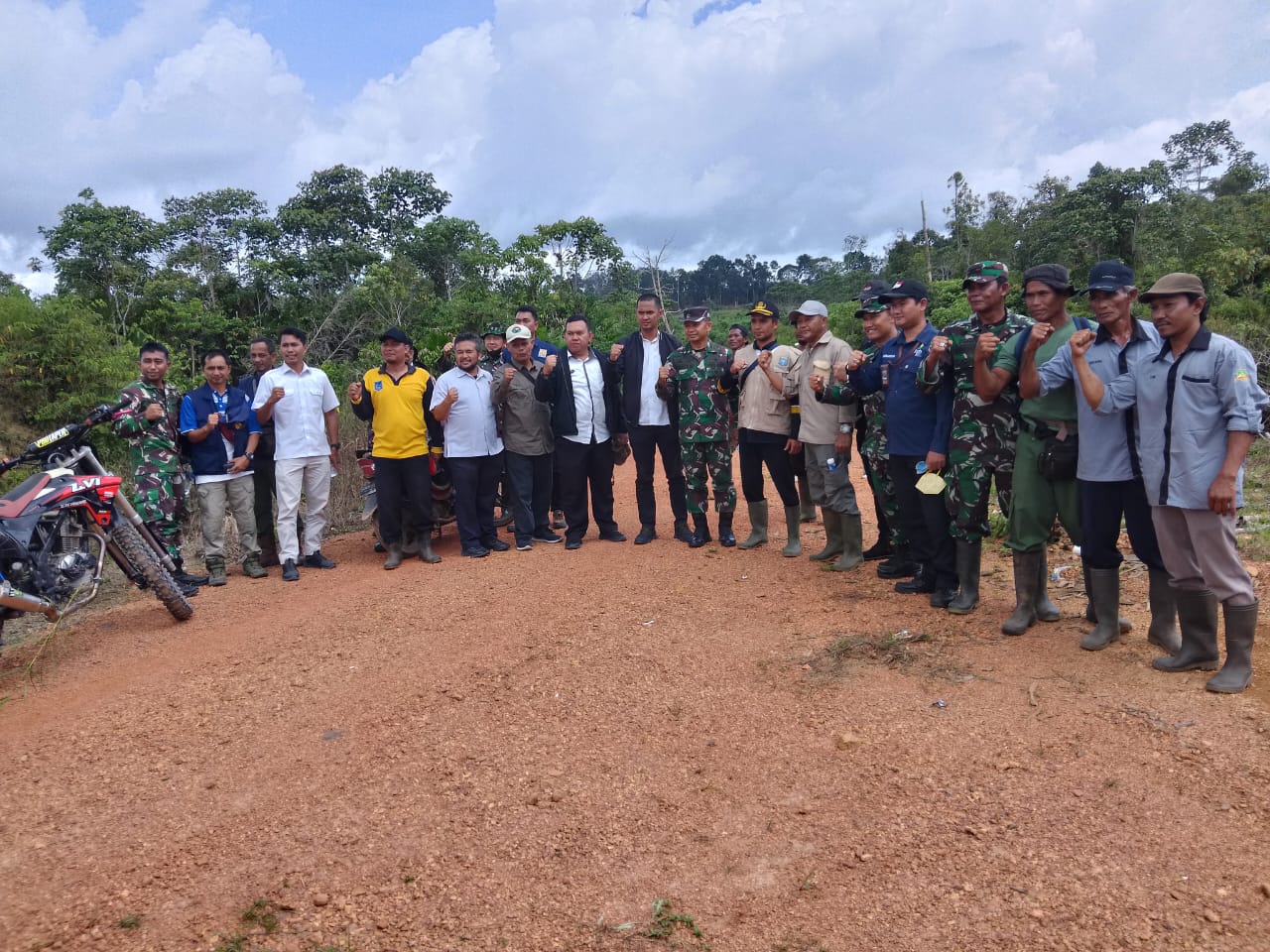 Kapten Inf Suherman Bersama Kasrem 045/Gaya Laksanakan Brifing dan Tinjau Medan untuk Lokasi Rencana Karya Bhakti Pembuatan Jalan 