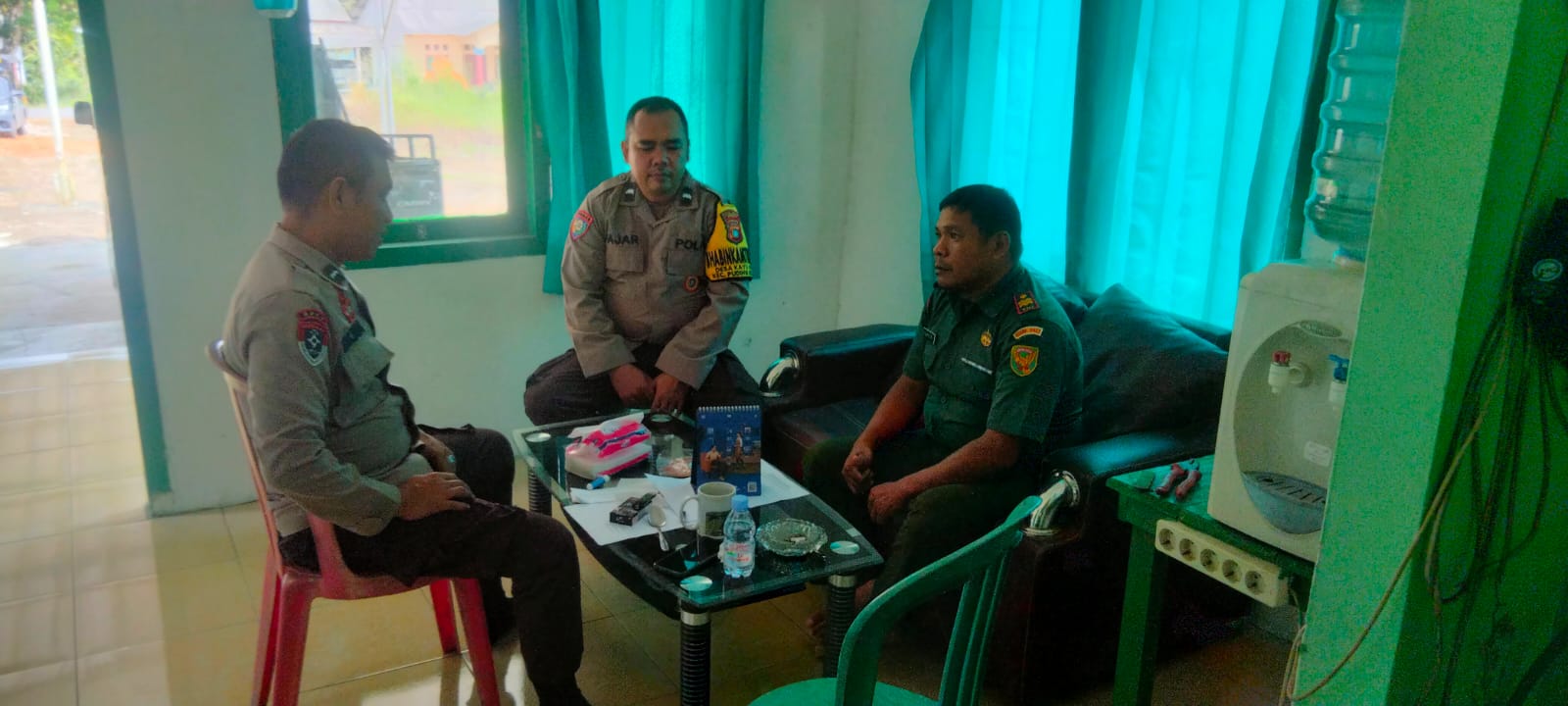 Jalin Sinargitas TNI-Polri Pos Koramil 0413-03/Merawang Menerima Kunjungan dari Anggota Polsek Puding Besar