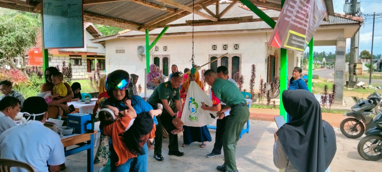 Danpos Tempilang, Peltu Hermanto Bersama Babinsa Monitoring Giat Posyandu di Wilayah Binaan