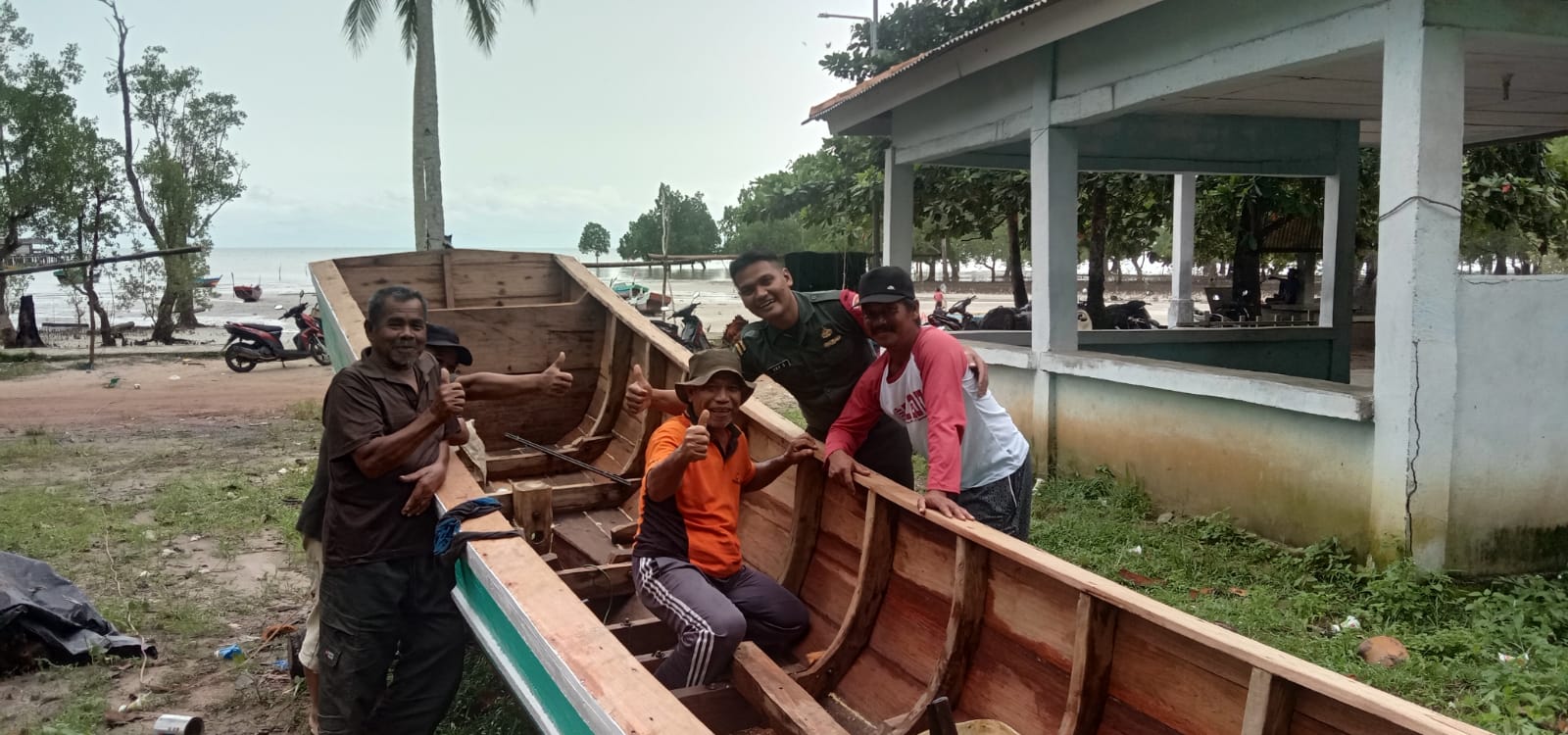 Komsos di Pesisir Pantai Desa Bukit Terak, Babinsa Ajak Nelayan Perkuat Semangat Dan Jiwa Gotong-royong