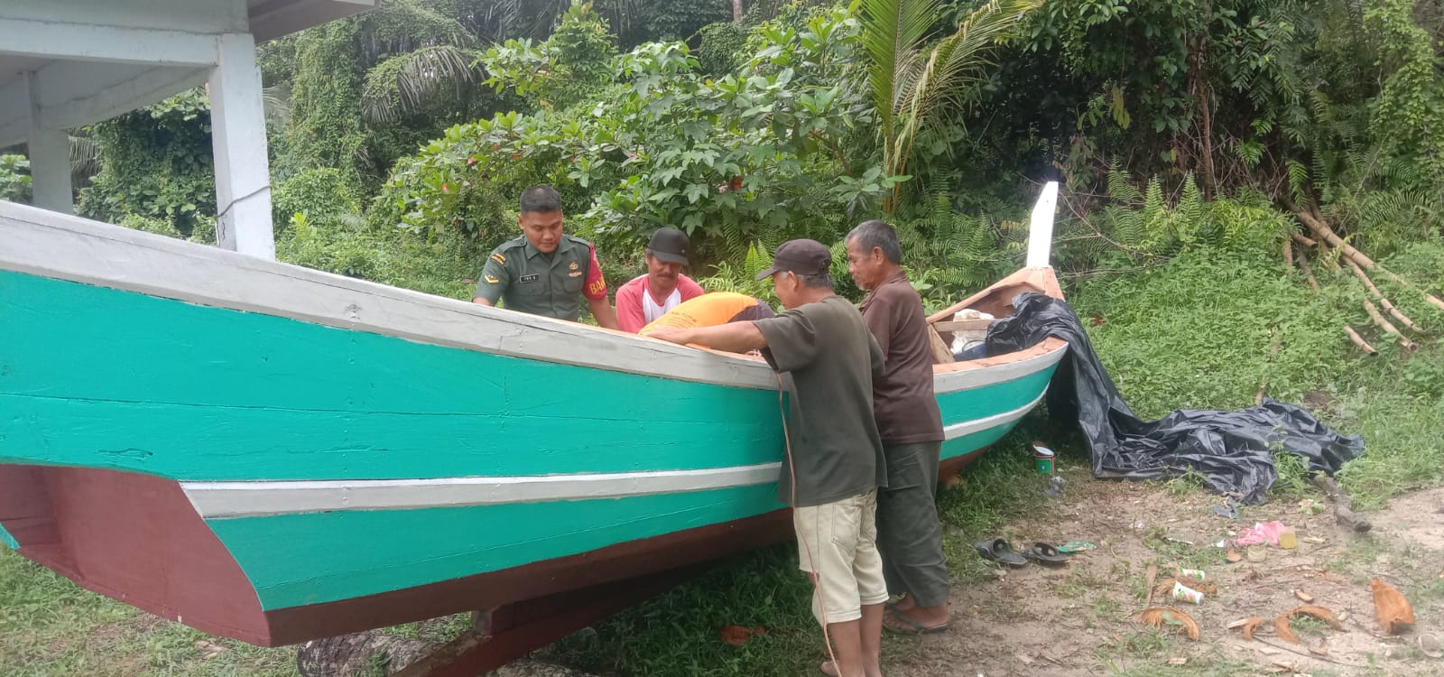 Komsos di Pesisir Pantai Desa Bukit Terak, Babinsa Ajak Nelayan Perkuat Semangat Dan Jiwa Gotong-royong