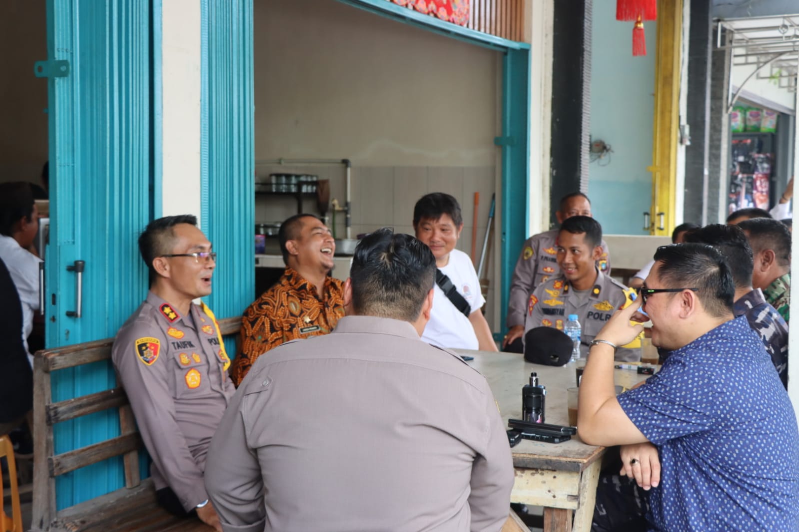 Kapolres Bangka AKBP Taufik Noor Isya Melakukan Jum'at Curhat di Warkop Kutub Utara Belinyu