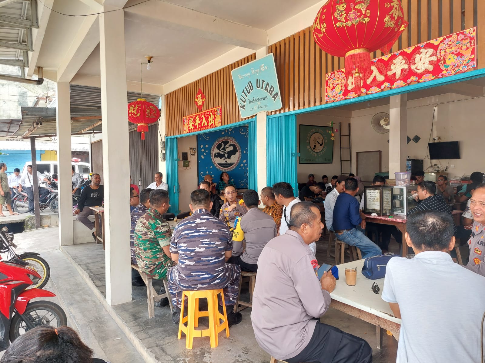 Kapolres Bangka AKBP Taufik Noor Isya Melakukan Jum'at Curhat di Warkop Kutub Utara Belinyu