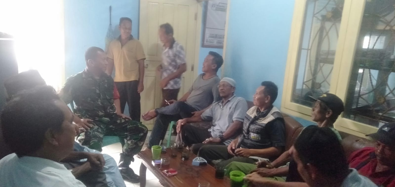 Babinsa Koramil 413-08/Sungai Selan Laksanakan Komsos dengan Aparat Desa Lampur Guna Jalin Hubungan yang Baik