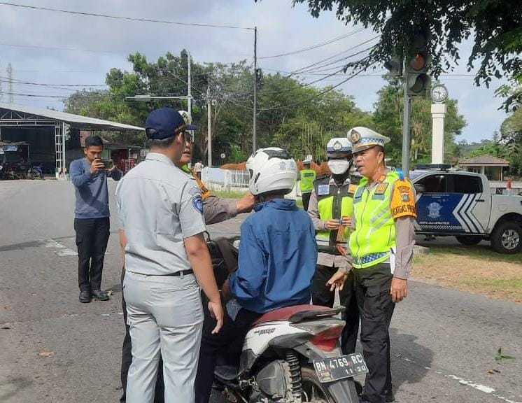 Hari ke-5 Operasi Keselamatan Menumbing 2023, Satlantas Bangka Barat Membagikan Helm Kepada Pengendara R2