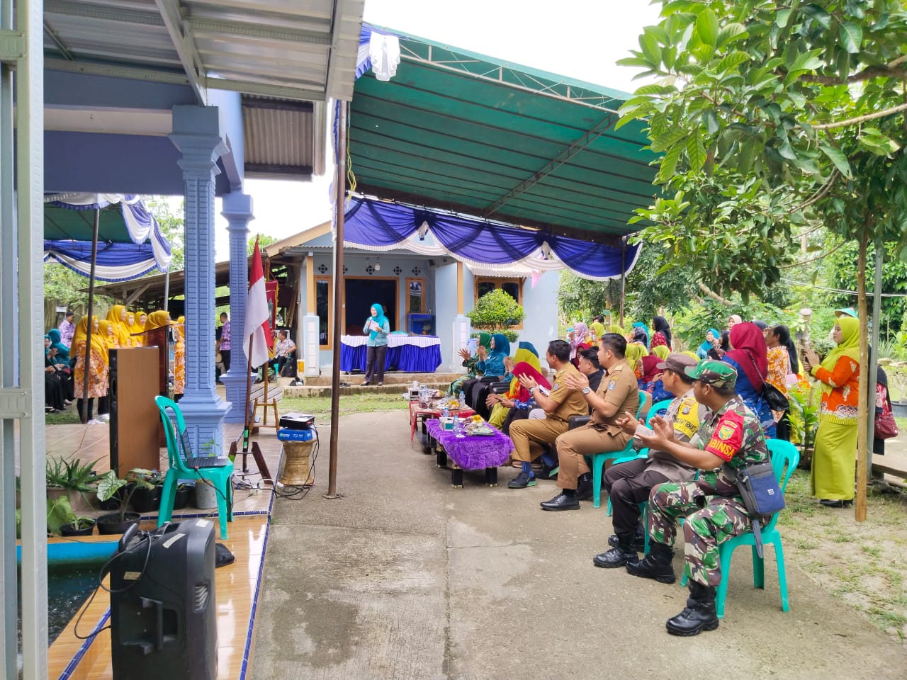 Anggota Koramil 0413- 09/Pangkalan Baru Mendampingi PKK Kelurahan Dul Dalam Rangka Penilaian Lomba PKK Tingkat Provinsi Babel