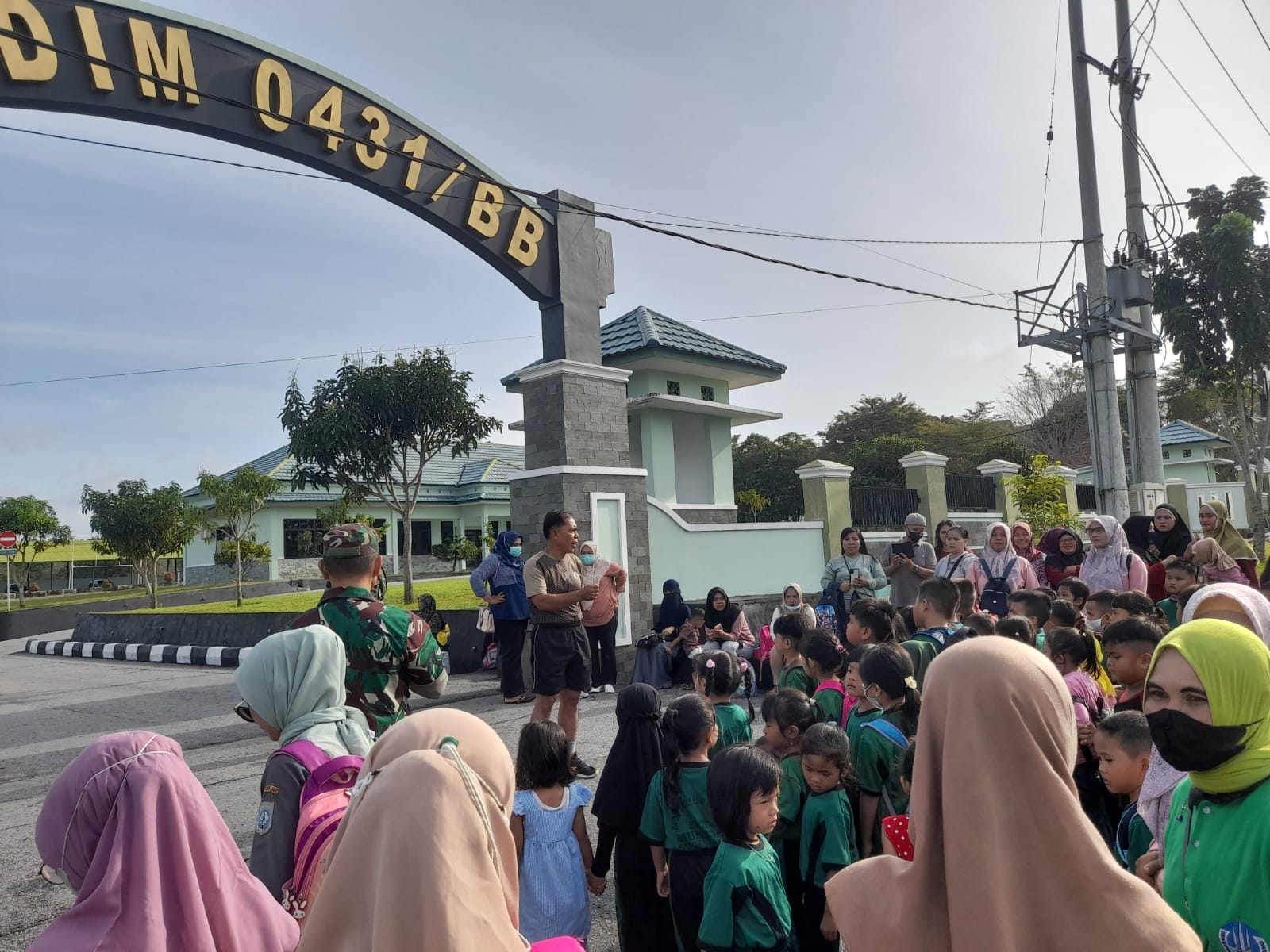 Anak Didik PAUD Terpadu Stania Mentok Senang dan Antusias, Mengenal Lingkungan di Makodim 0431/Bangka Barat