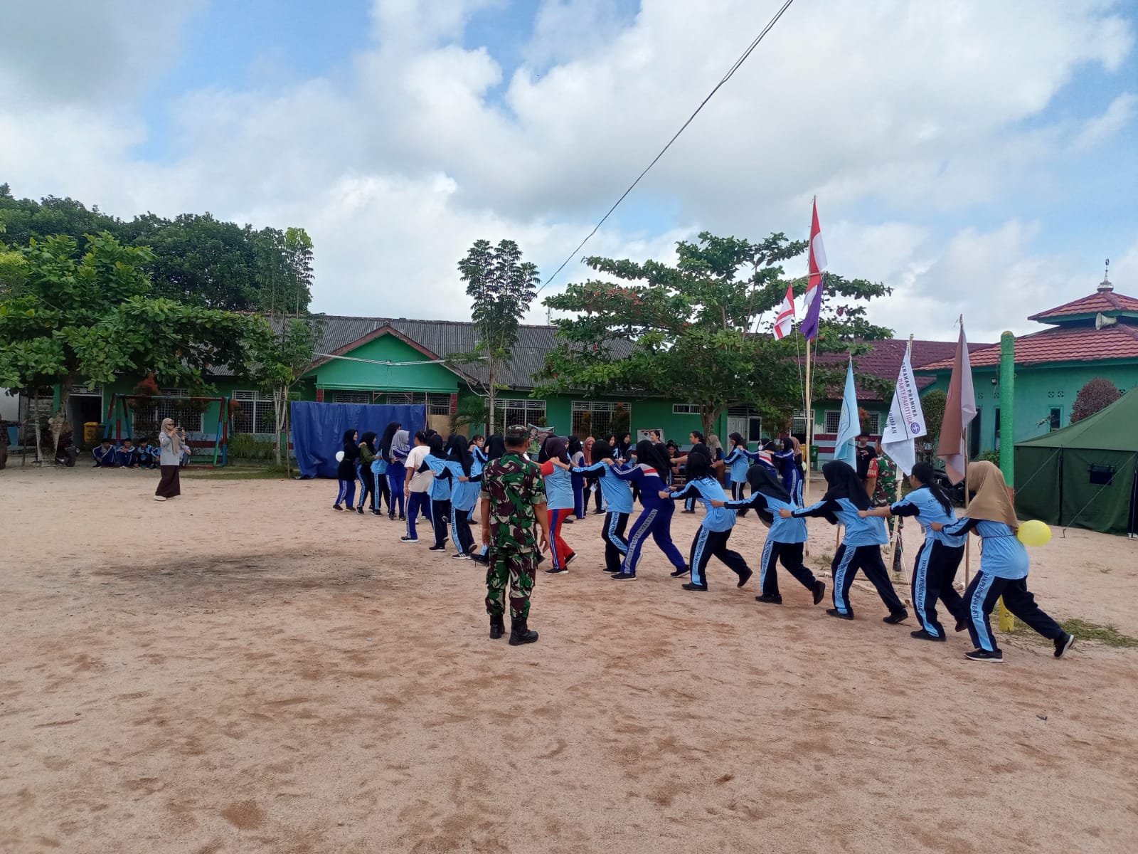 Babinsa Koramil 431-01/Jebus, Beri Materi Pembinaan Karakter Pada Giat Outbond di SMA Bakti Parittiga