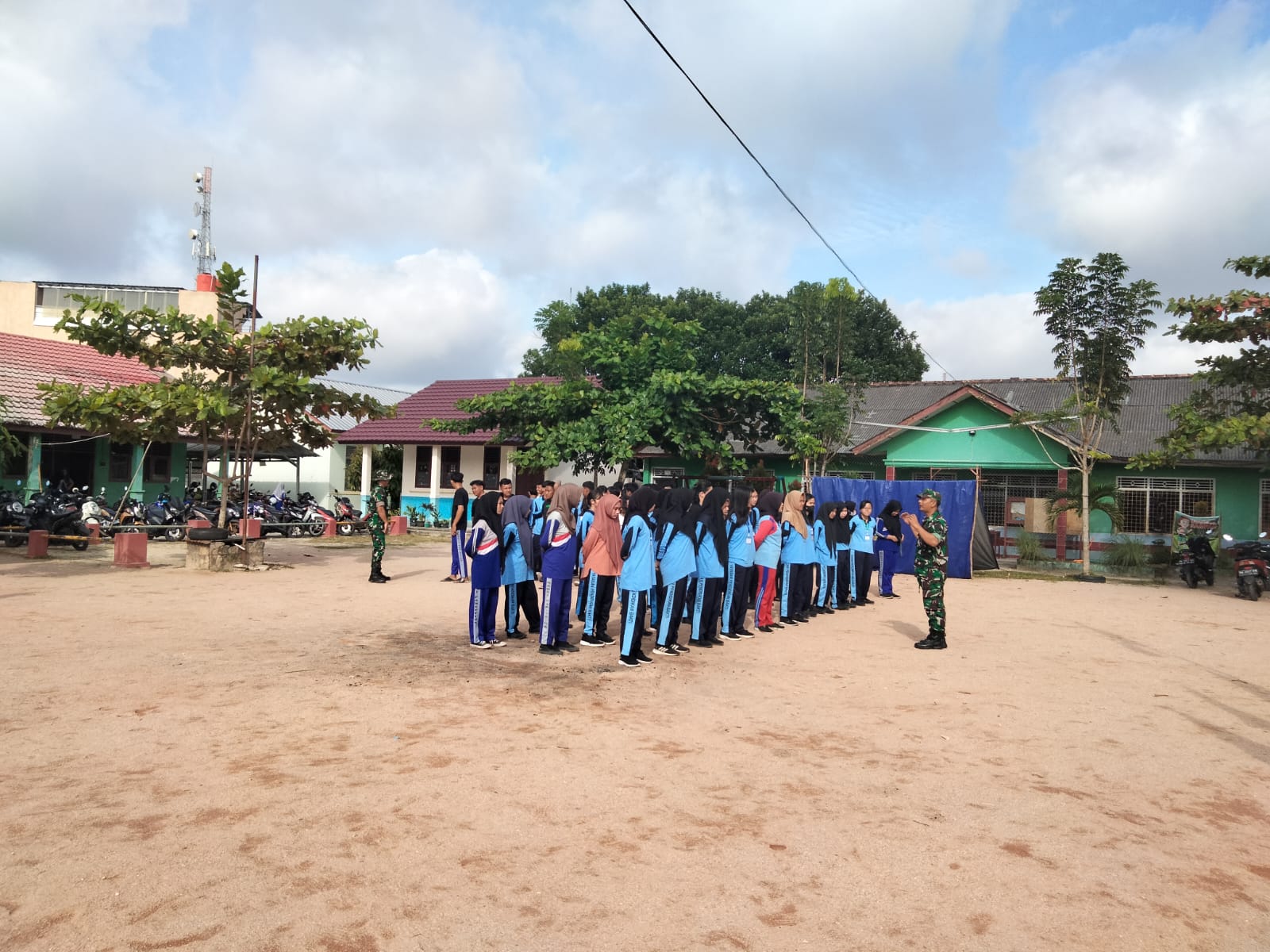 Babinsa Koramil 431-01/Jebus, Beri Materi Pembinaan Karakter Pada Giat Outbond di SMA Bakti Parittiga