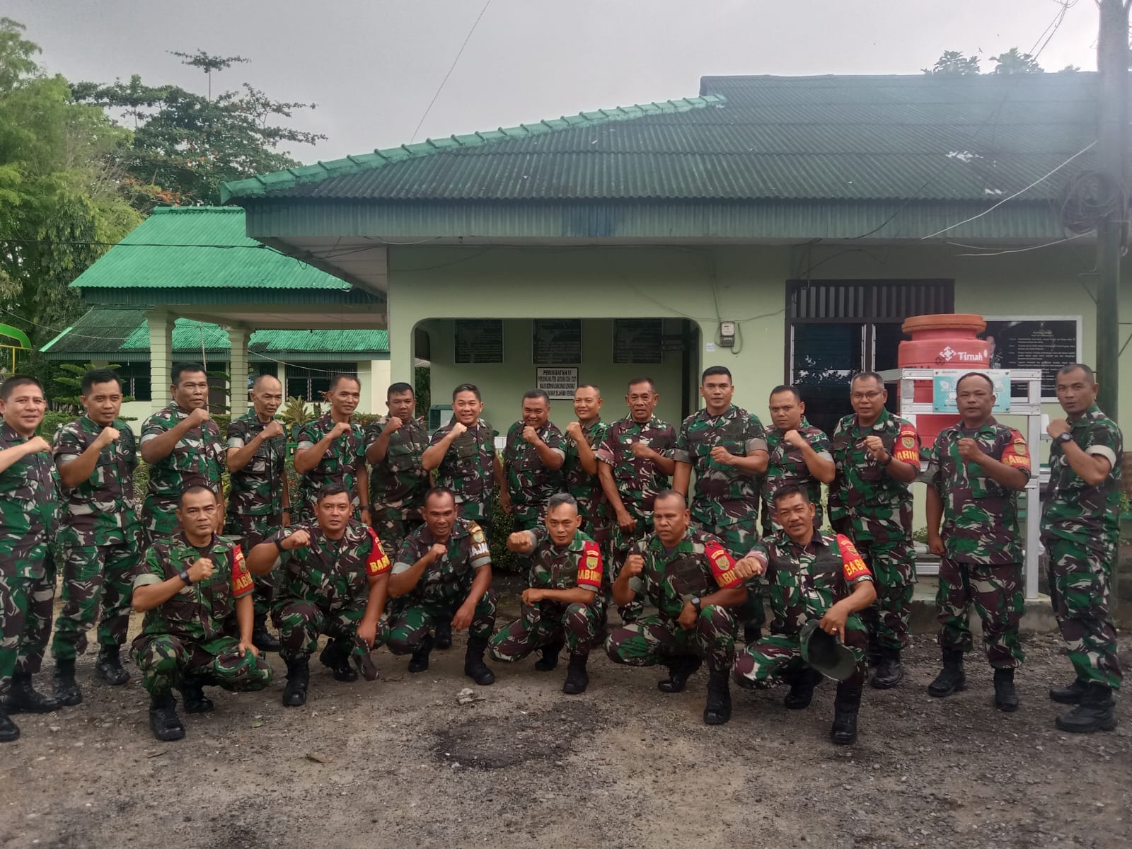 Kolonel Inf Denny Noviandi didampingi Ketua Persit Kartika Chandra Kirana Cab XL Memberi Pengarahan Sekaligus Pamitan Purna Tugas Kepada Personil 