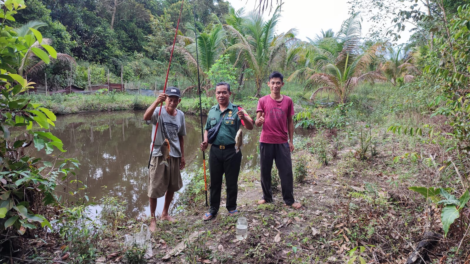 Komsos di Sawah Warga Binaan, Babinsa Koramil 431-03/Kelapa Beri Semangat dan Motivasi