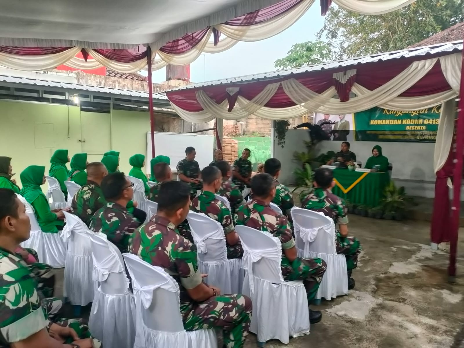 Dandim 0413/Bangka didampingi Ketua Persit Kartika Chandra Cabang XL ke Koramil Wilayah Kota Pangkalpinang Untuk Memberi Pengarahan Sekaligus Pamitan Purna Tugas