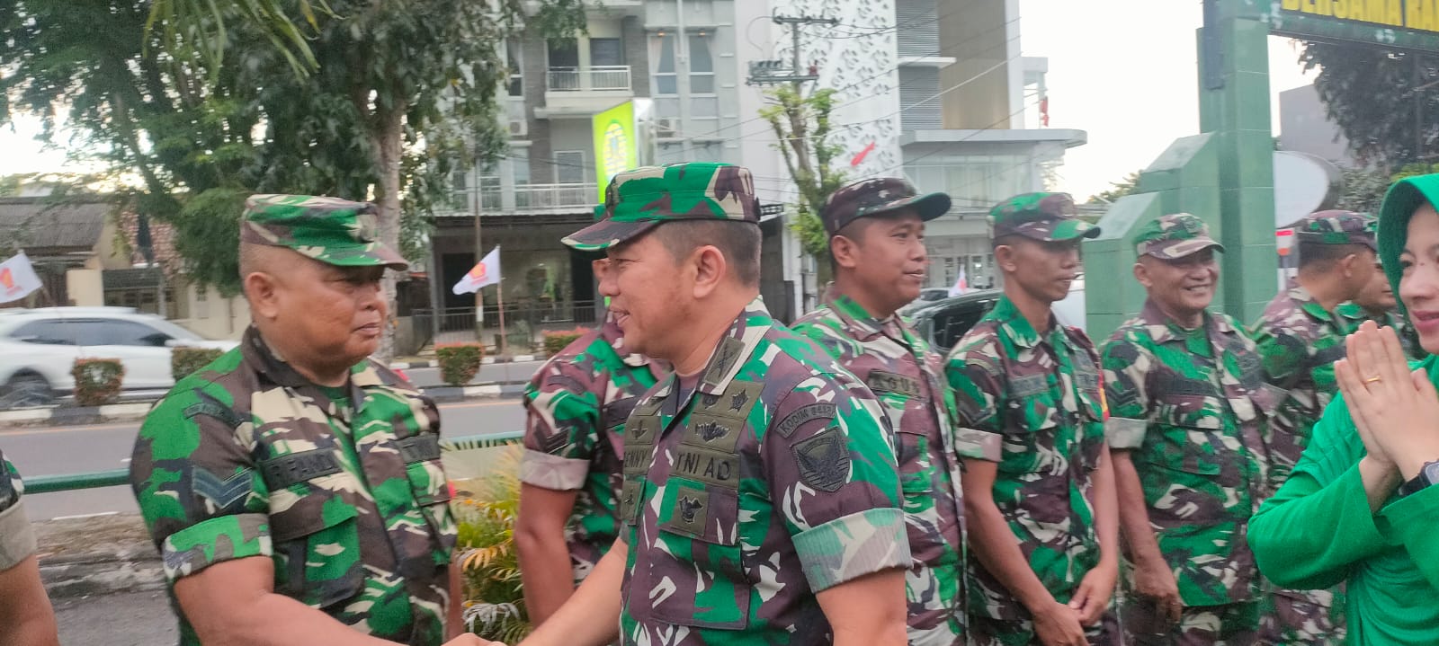 Dandim 0413/Bangka didampingi Ketua Persit Kartika Chandra Cabang XL ke Koramil Wilayah Kota Pangkalpinang Untuk Memberi Pengarahan Sekaligus Pamitan Purna Tugas