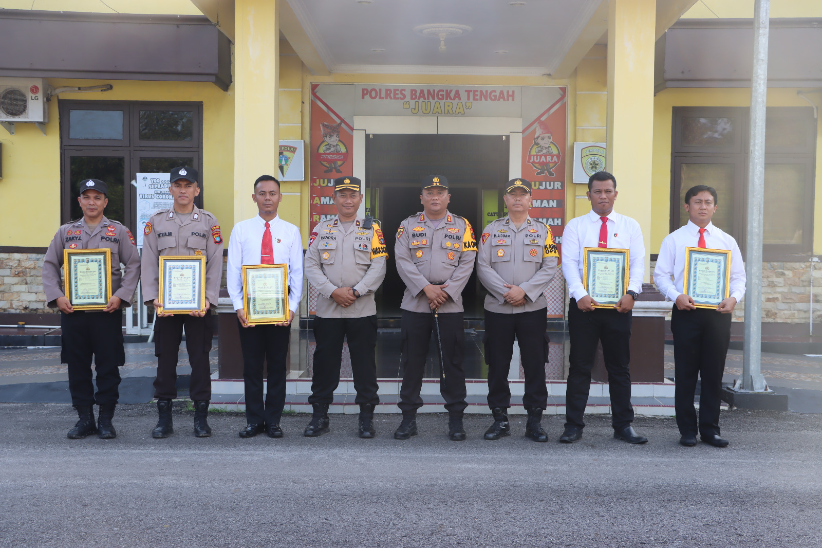 Berprestasi Dalam Tugas Sebanyak 5 Personil Polres Bangka Tengah diganjar Penghargaan