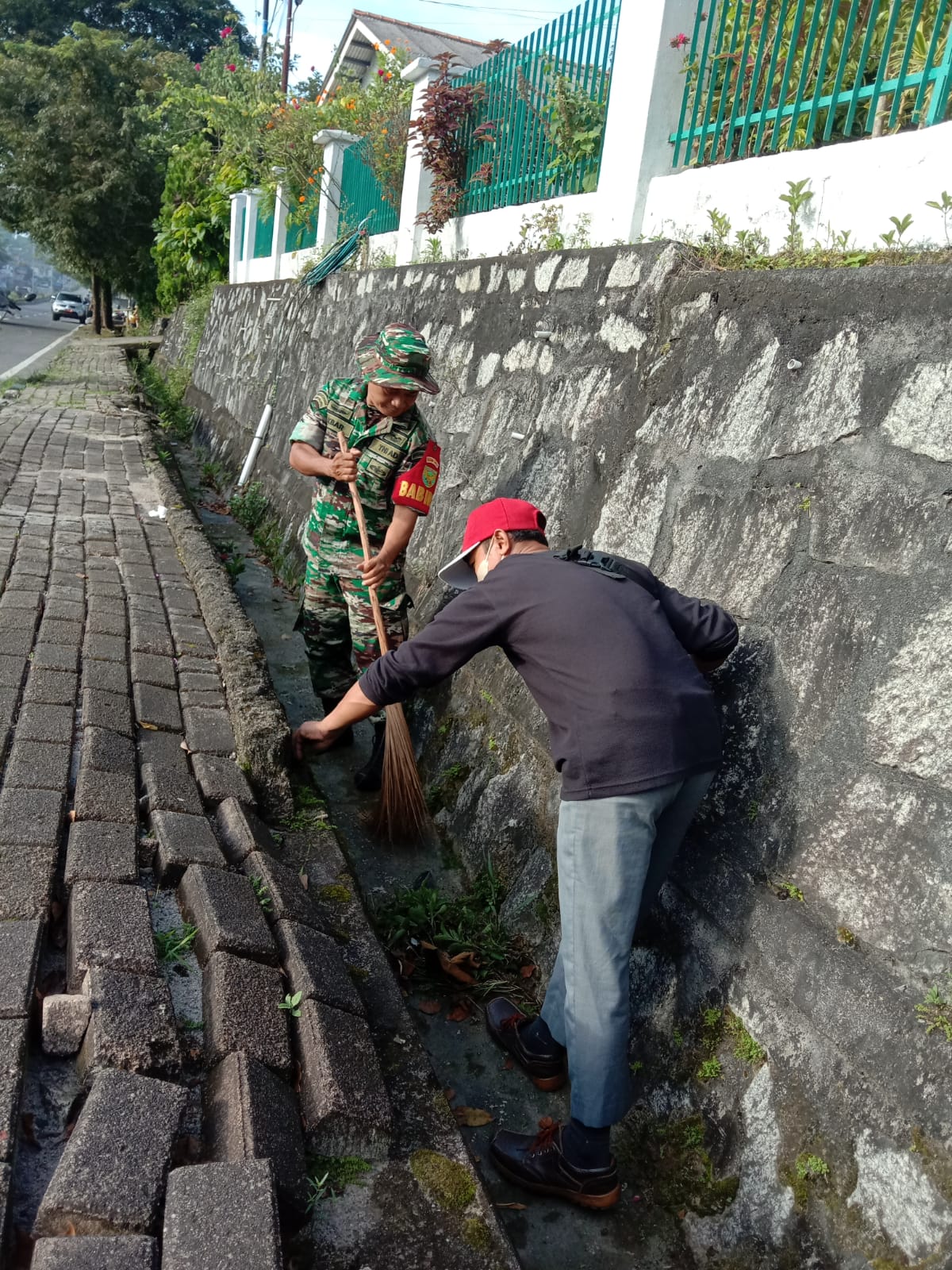 Babinsa Kelurahan Parid Padang Melaksanakan Gotong Royong Bersama Masyarakat