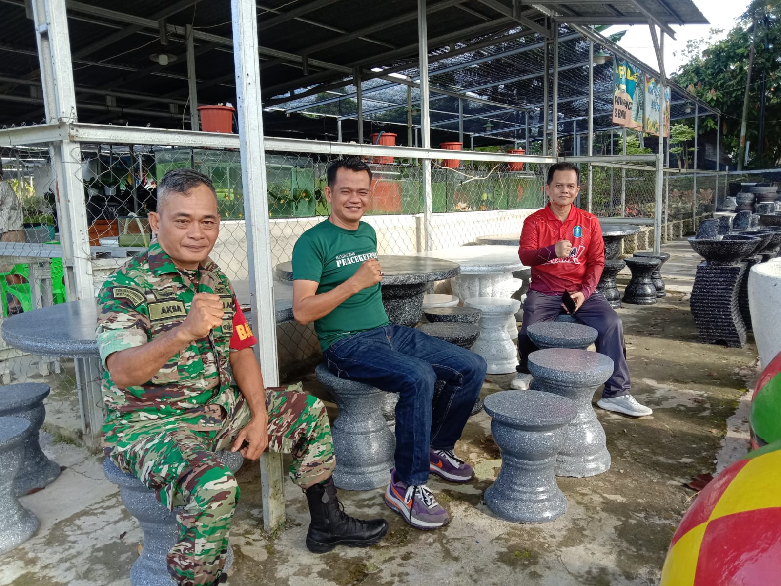 Babinsa Kelurahan Parid Padang Melaksanakan Gotong Royong Bersama Masyarakat