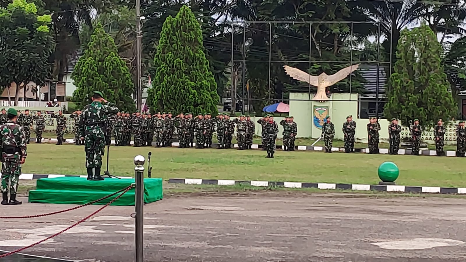 Kodim 0413/Bangka Menggelar Uapacara Pengibaran Bendera Mingguan di Lapangan Upacara Makodim 0413/Bangka