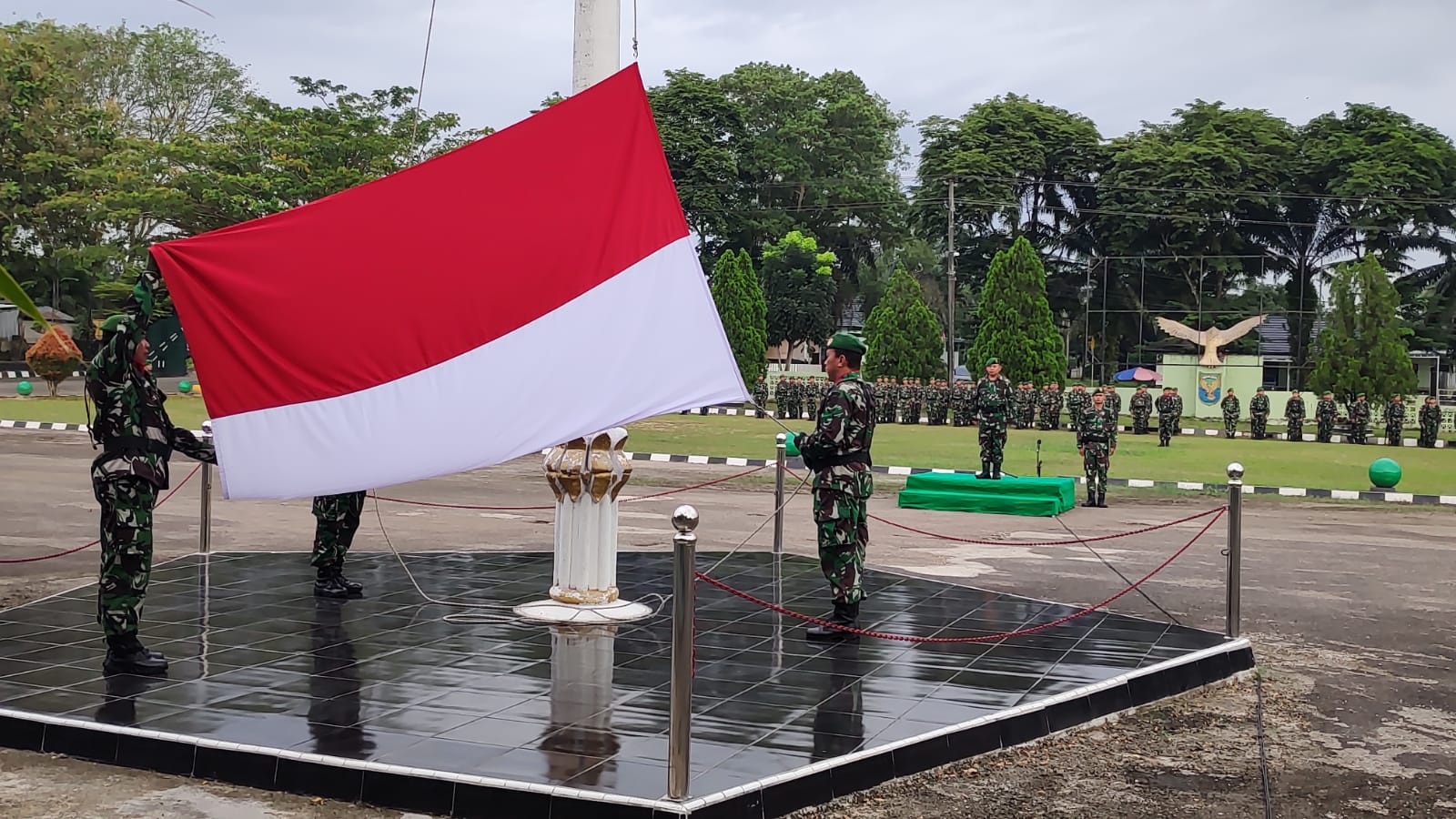 Kodim 0413/Bangka Menggelar Uapacara Pengibaran Bendera Mingguan di Lapangan Upacara Makodim 0413/Bangka