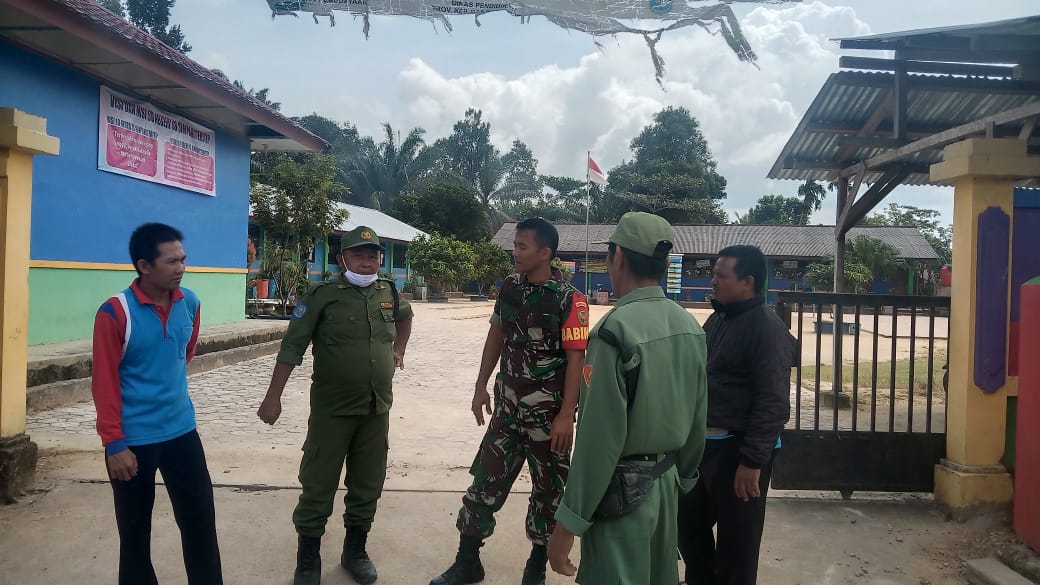 Perkuat Sinergi Dengan Anggota Linmas Desa Simpang Tiga, Babinsa Laksanakan Komsos