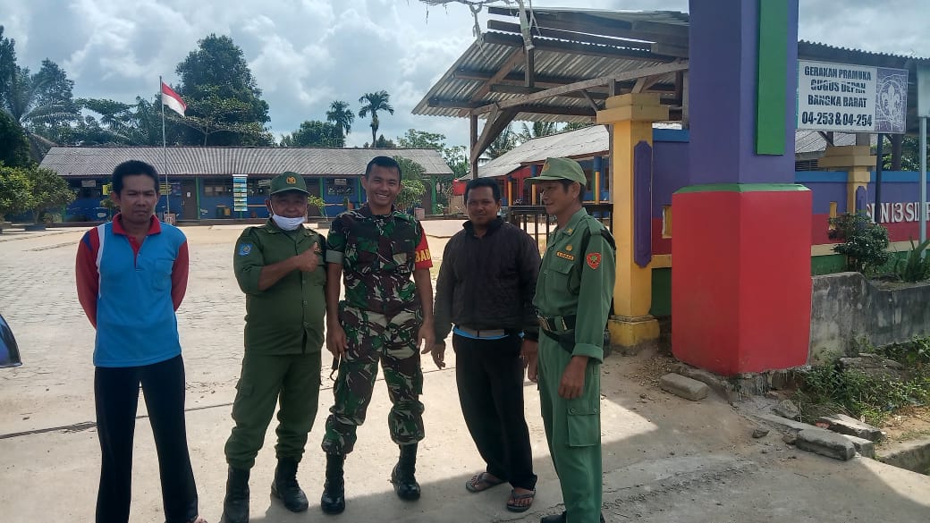 Perkuat Sinergi Dengan Anggota Linmas Desa Simpang Tiga, Babinsa Laksanakan Komsos