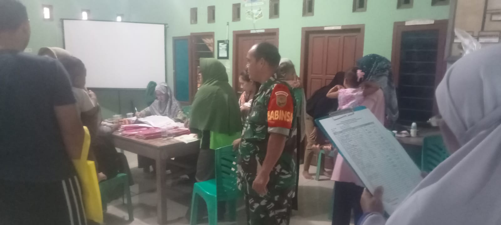 Dukung Kelancaran Giat Posyandu di Desa Binaan, Babinsa Koramil 431-01/Jebus Laksanakan Giat Monitoring