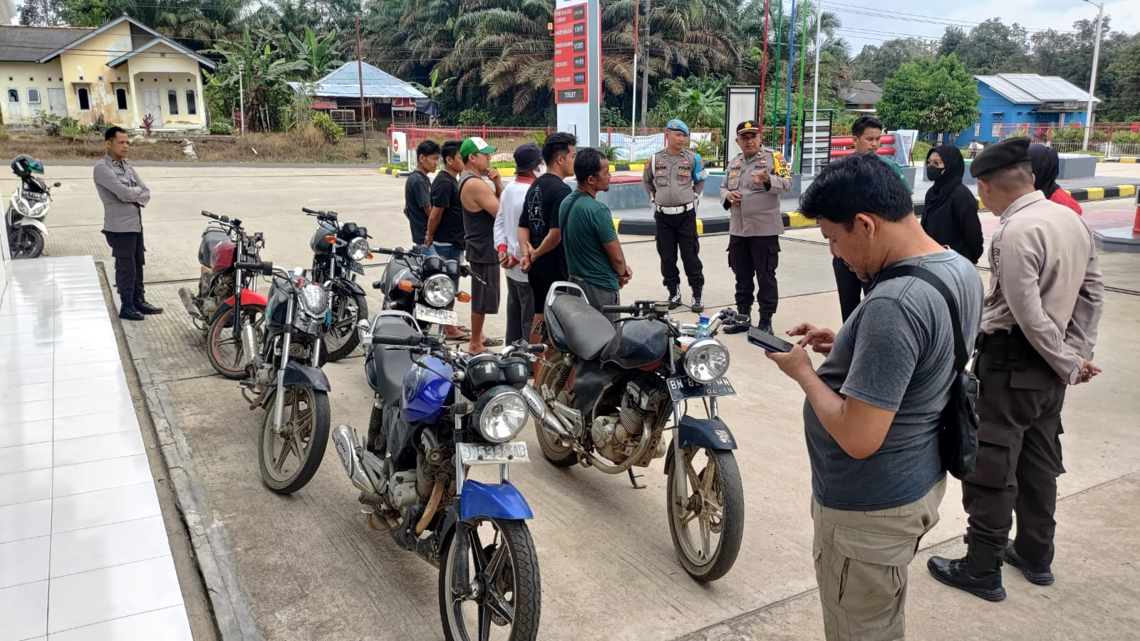 Kapolsek Tempilang Laksanakan Penerbitan dan Himbauan di SPBU Tempilang