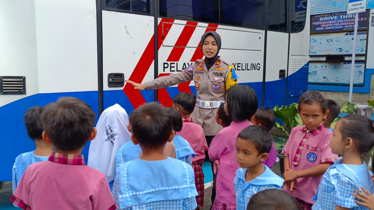 Berikan Edukasi Tentang Budaya Tertib Berlalu Lintas Sejak Dini Satlantas Polres Bangka Kedatangan Siswi Paud Nurin Pemali