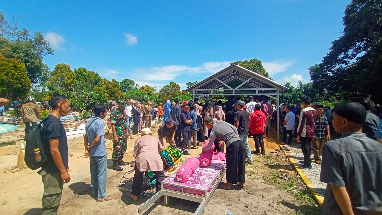 Warga Desa Binaannya Meninggal Peltu Zulfikar Bergegas Melayat Ke Rumah Duka dan Prosesi Pemakaman 