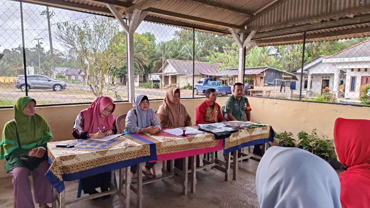 Pastikan Giat Penyerahan Bantuan Bibit, Oleh Ketua TPPK Bangka Barat Berjalan Lancar, Babinsa Laksanakan Monitoring