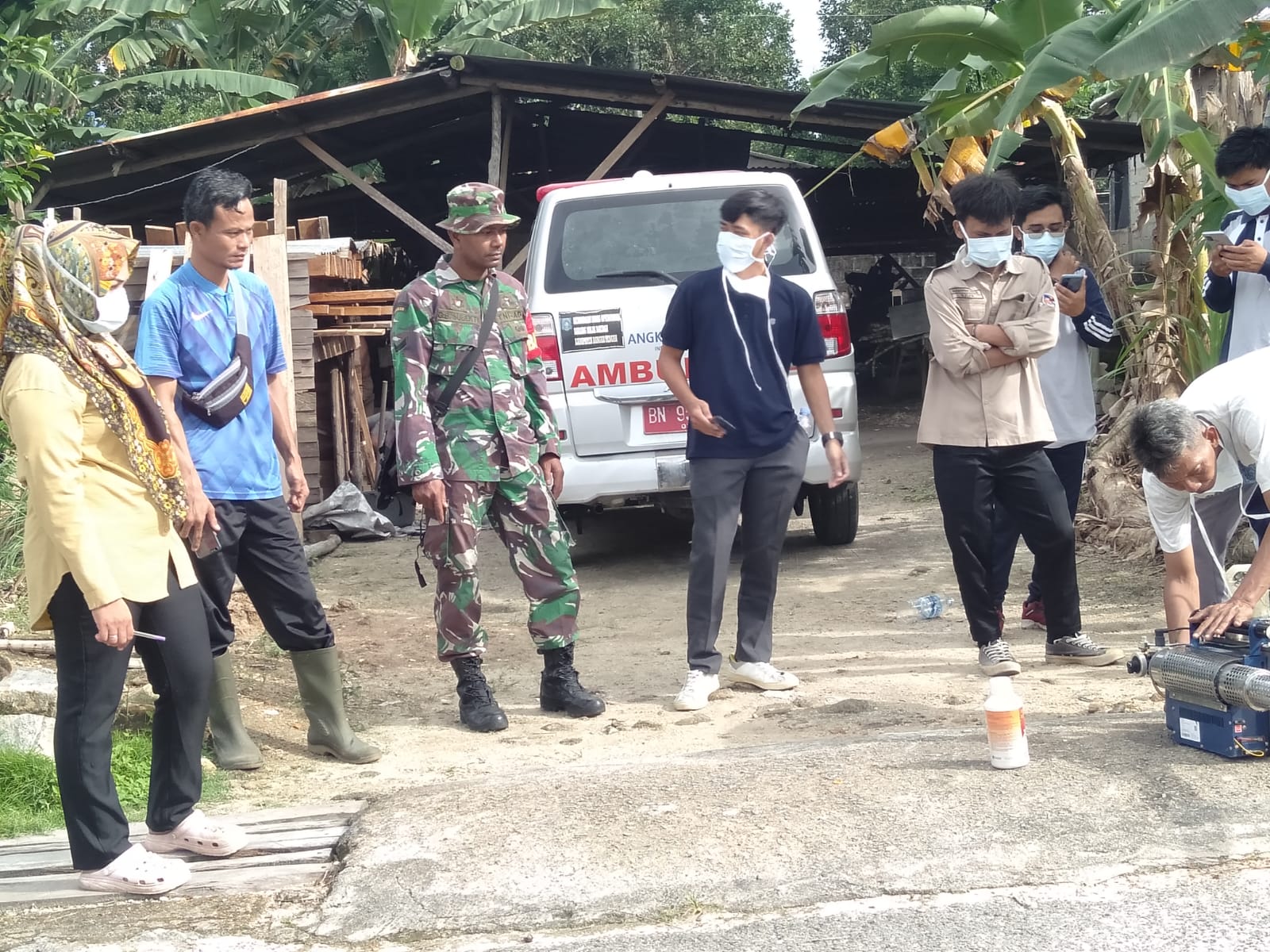 Antisipasi Deman Berdarah Koramil 0413-09/Pangkalan Baru Dampingi Tim Puskesmas Laksanakan Penyemprotan Fogging