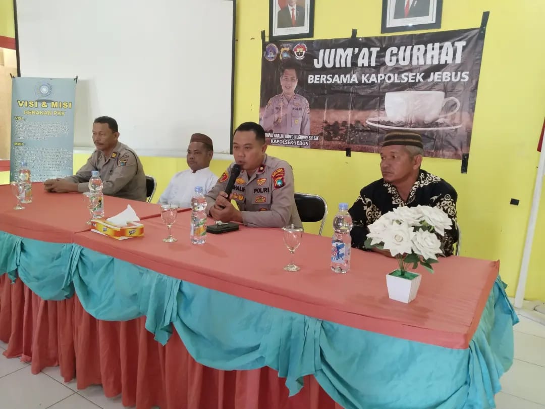 Polsek Jebus Melaksanakan Kegiatan Jumat curhat di Desa Pebuar Kecamatan Jebus