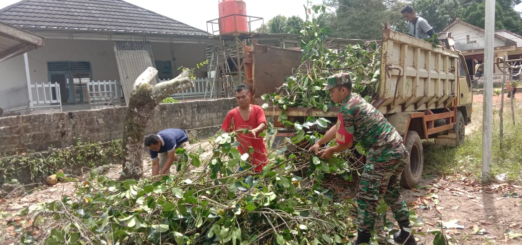 Babinsa Koramil 431-01/Jebus Gotong Royong bersama Masyarakat Desa Air Gantang