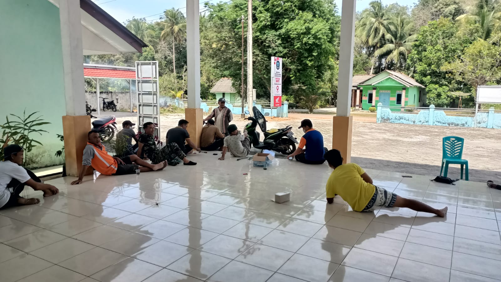 Jum'at Bersih Babinsa Bintet Lakukan Gotong Royong Bersama Perangkat Desa Bintet