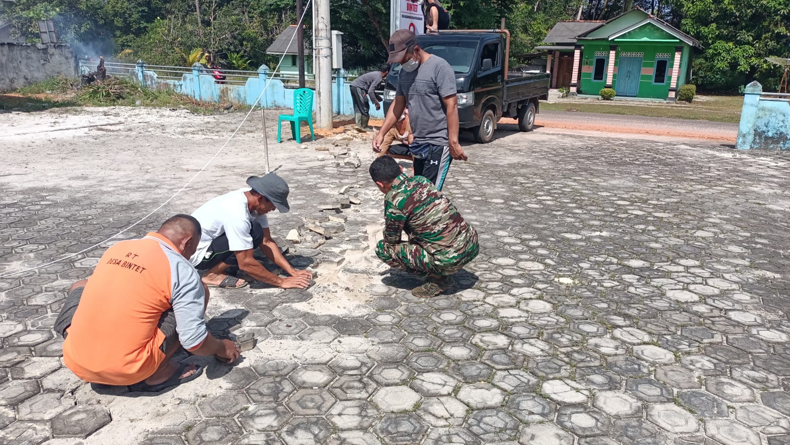 Jum'at Bersih Babinsa Bintet Lakukan Gotong Royong Bersama Perangkat Desa Bintet