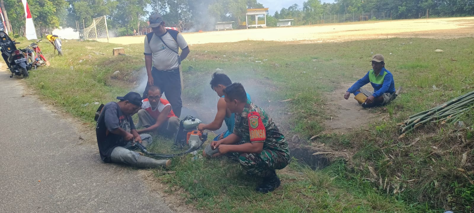 Babinsa Koramil 431-02/Muntok ikuti Gotong Royong Bersama Warga Desa Air Limau