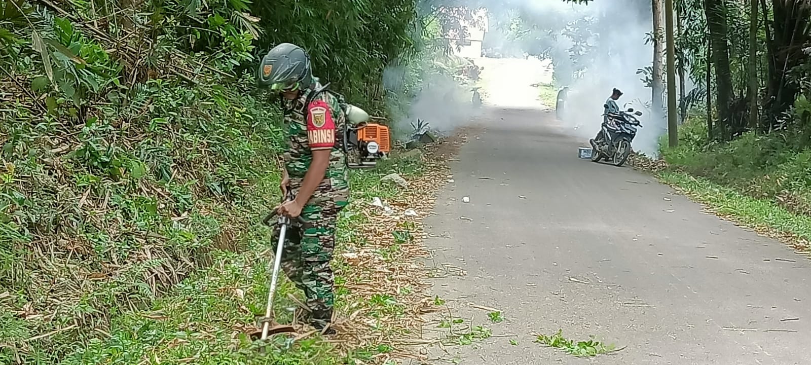 Babinsa Koramil 431-02/Muntok ikuti Gotong Royong Bersama Warga Desa Air Limau