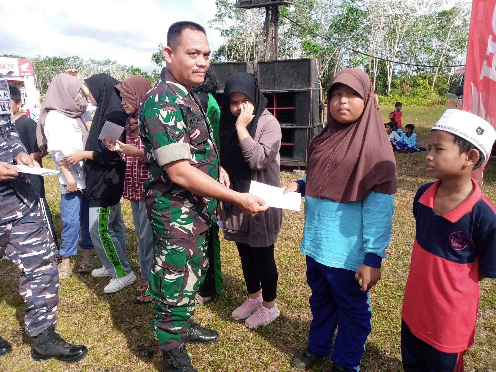 Anggota Koramil 0413-08/Sungai Selan Meriahkan Hari Jadi Desa Melabun