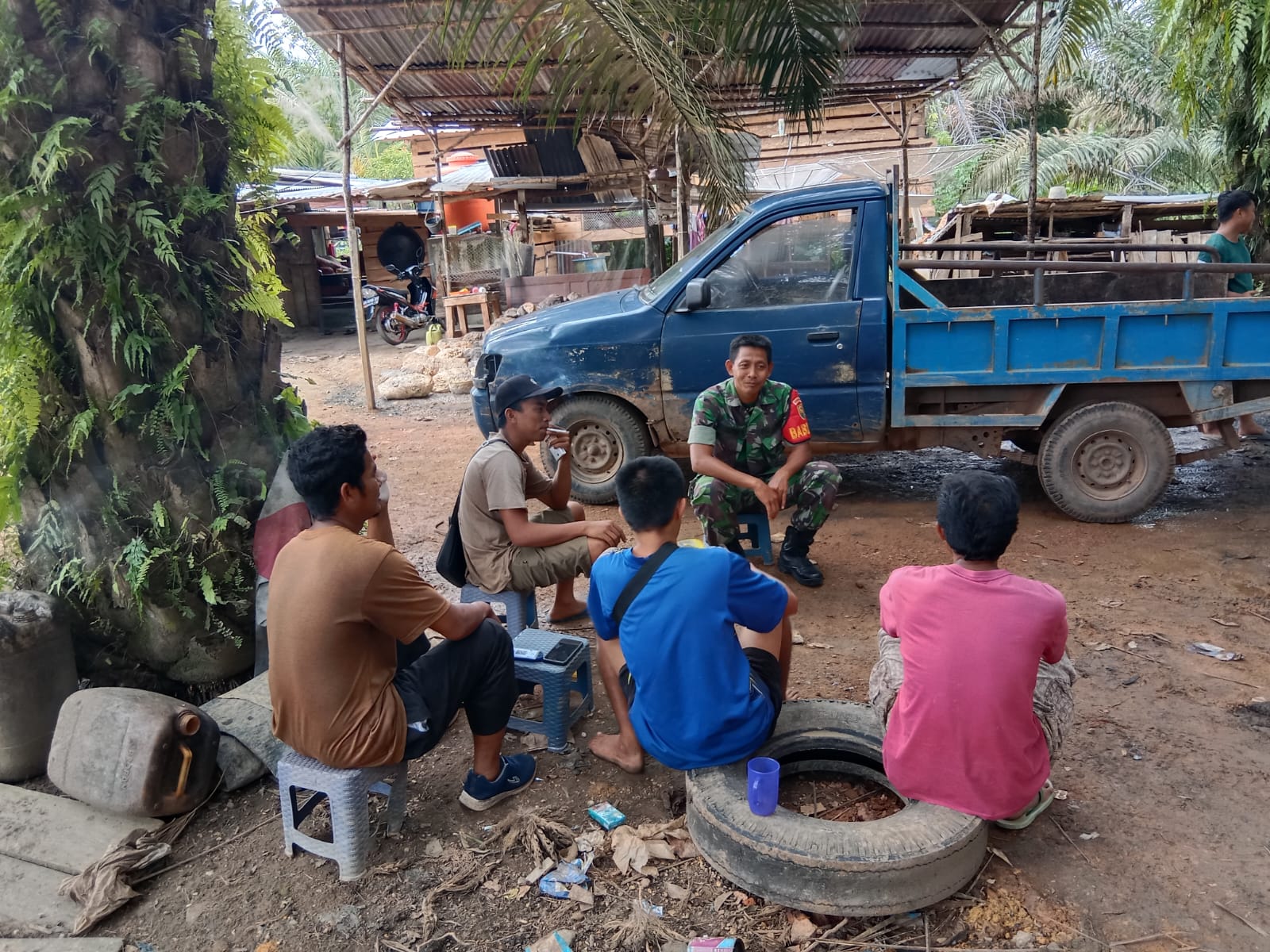 Babinsa Koramil 431-03/Kelapa Komsos Bersama Petani Karet di Desa Binaan