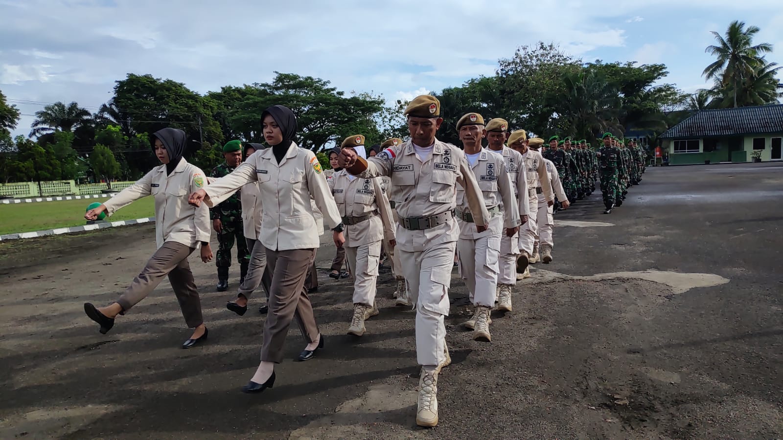 Prajurit dan ASN Jajaran Kodim 0413/Bangka Latihan PBB Bersenja di Lapangan Apel Makodim 0413/Bangka