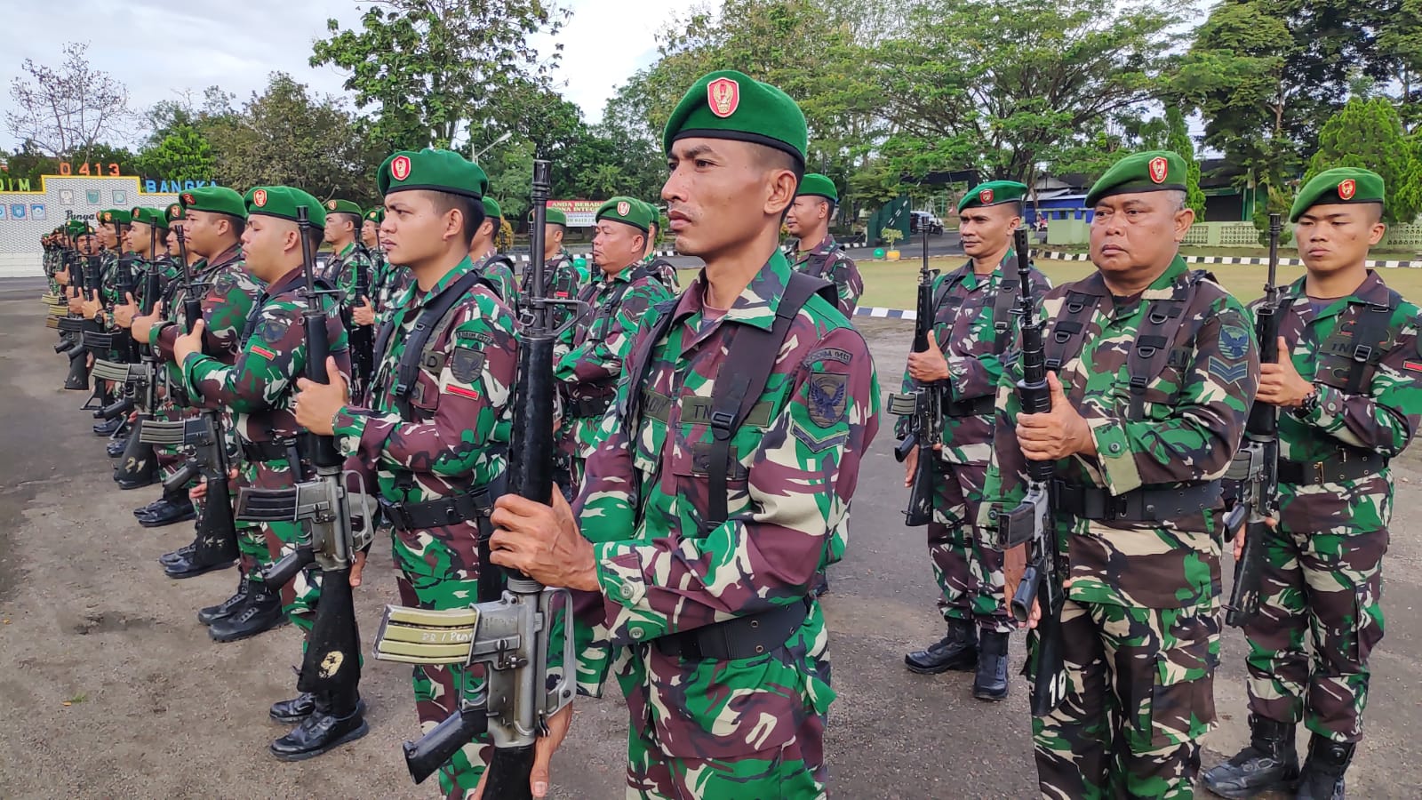 Prajurit dan ASN Jajaran Kodim 0413/Bangka Latihan PBB Bersenja di Lapangan Apel Makodim 0413/Bangka