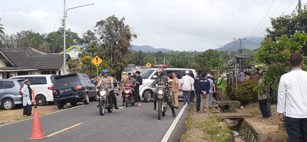 Sambang Duka Warga Desa yang Meninggal Dunia Anggota Koramil 0413-09/Pangkalan Baru Datangi Desa Cambai