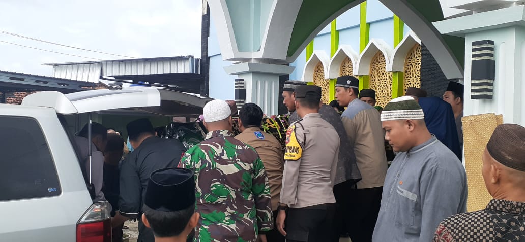 Sambang Duka Warga Desa yang Meninggal Dunia Anggota Koramil 0413-09/Pangkalan Baru Datangi Desa Cambai