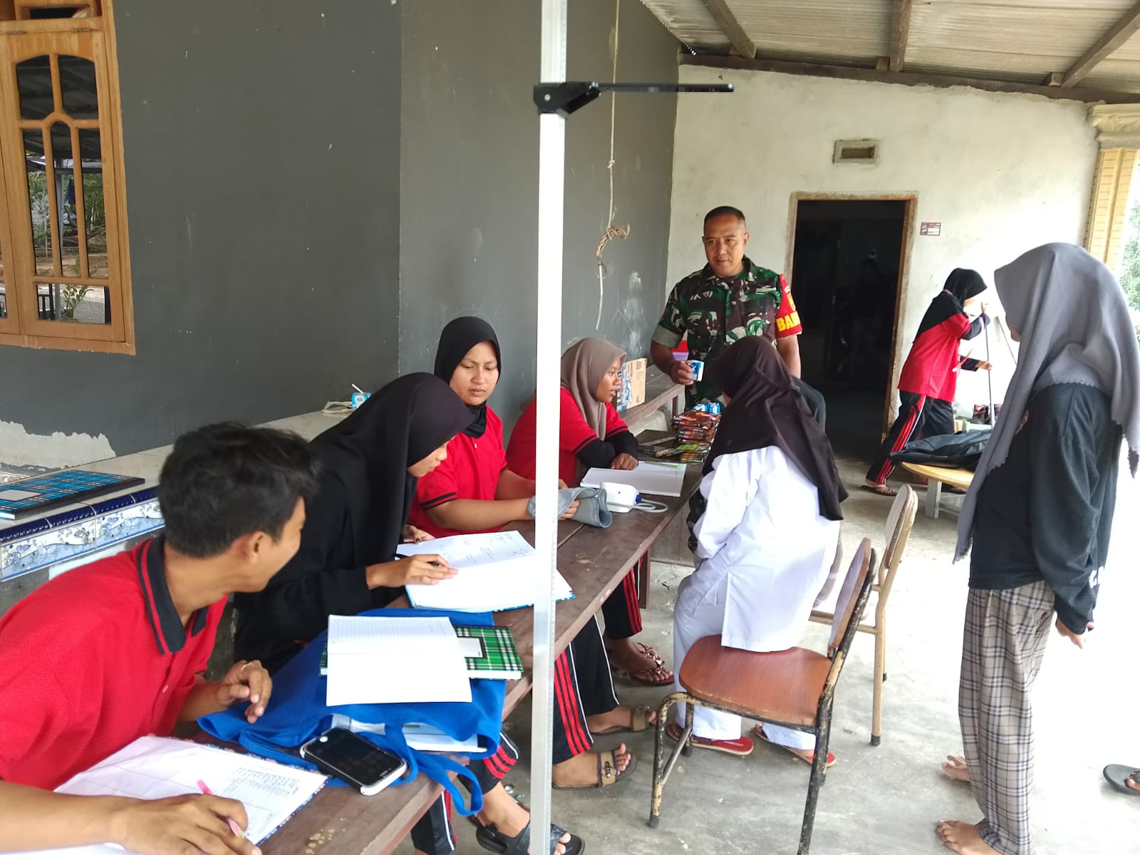 Anggota Koramil 0413-08/Sungai Selan Dampingi Kader Posyandu